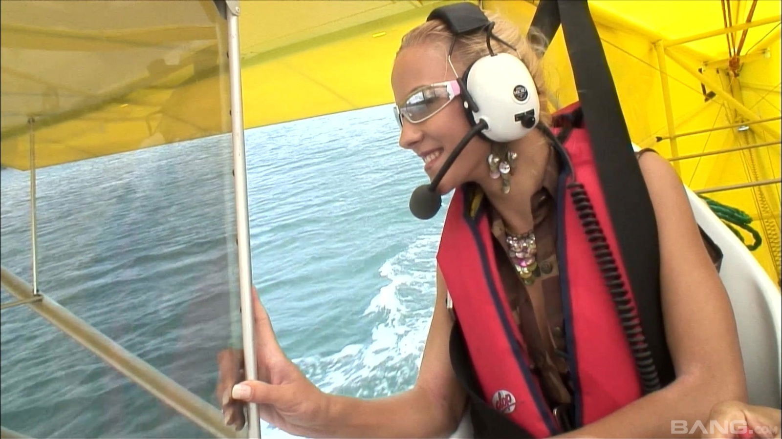 Blonde Justine Ashely fucks with friends beach