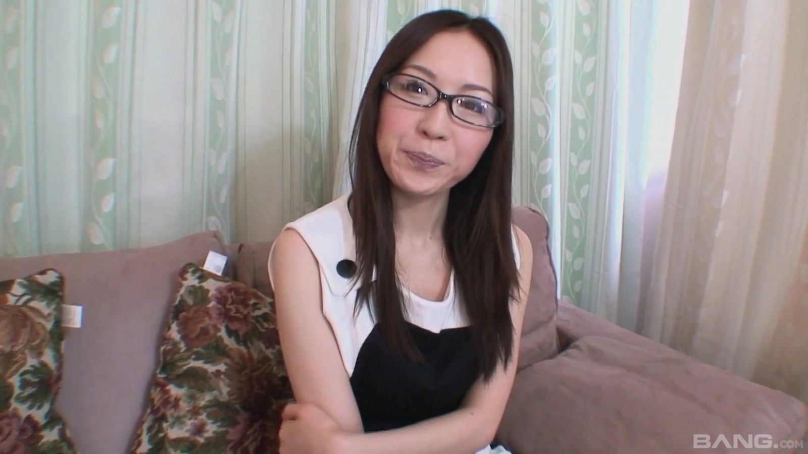 Nerdy Asian girl Ayumi Chiba gets fingered kinky friend