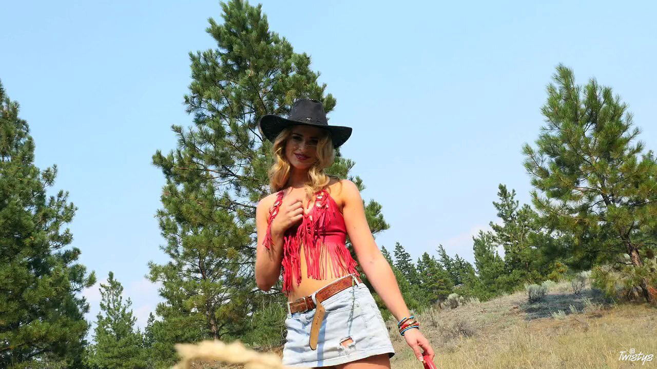 Beautiful Maya decides masturbation wilderness