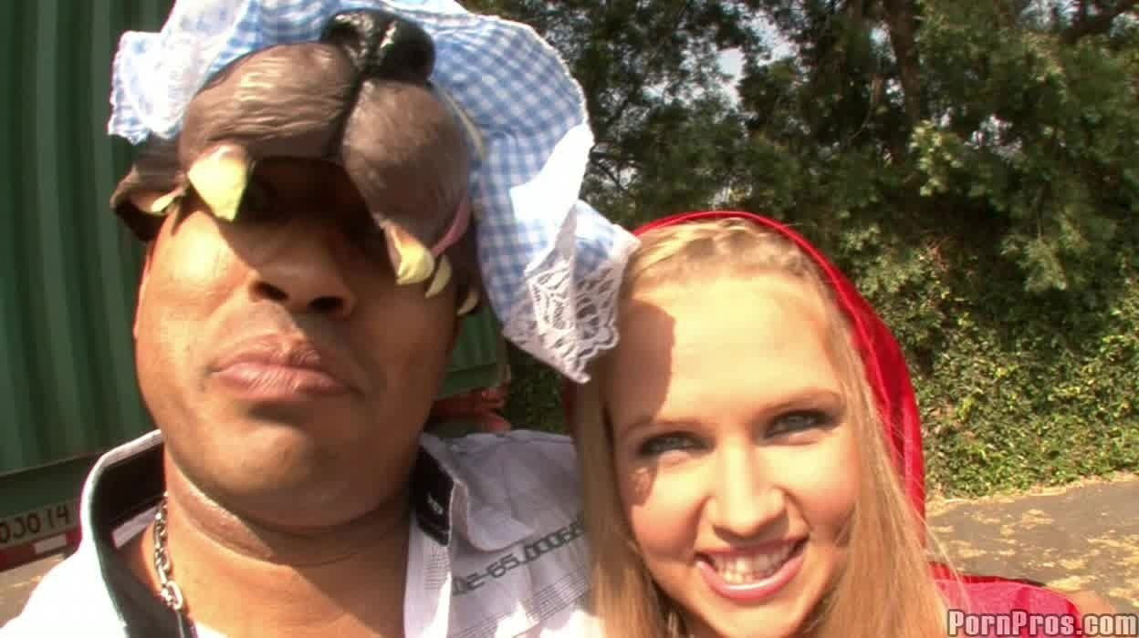 blonde bimbo Laci Laine enjoys riding monster black dick