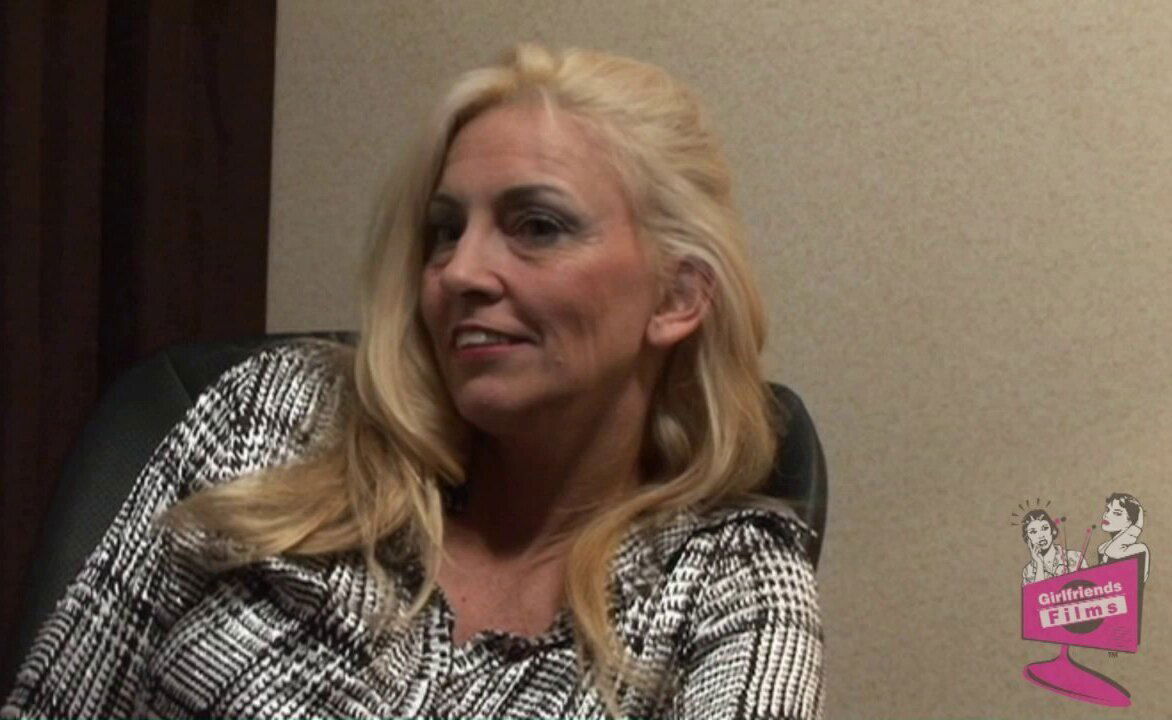 Mature lady Cindy Craves gets with lesbian Samantha Ryan