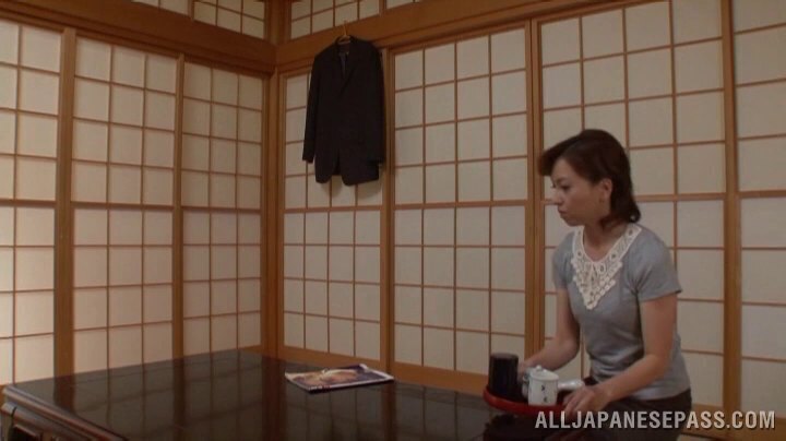 Kumi Kanzaki shows impressive handjob skills