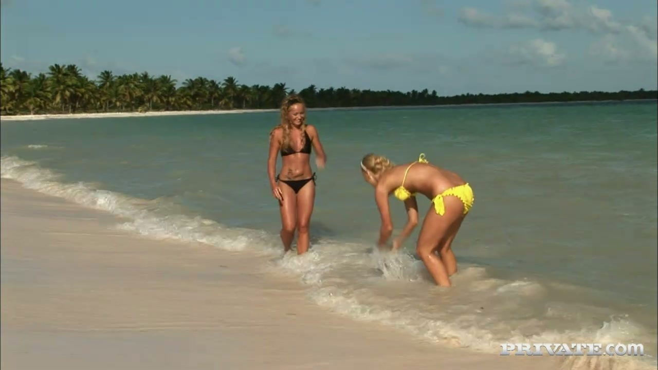 Angelina Love Kathy Campbel explore each other's cunts beach