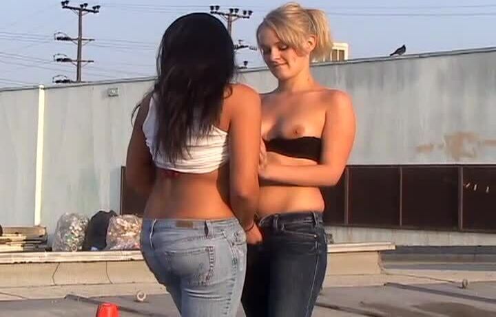 Jazmine Star Kensey Knox finger-fuck each other outdoors