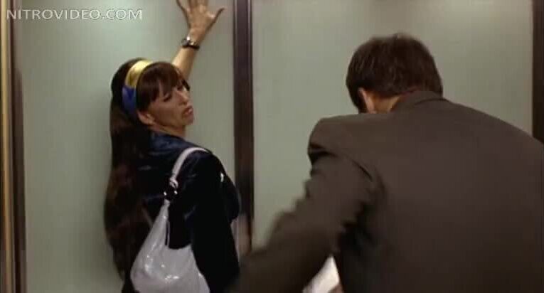 Spectacular Brunette Jennifer Love Hewitt Showing Sexy Cleavage