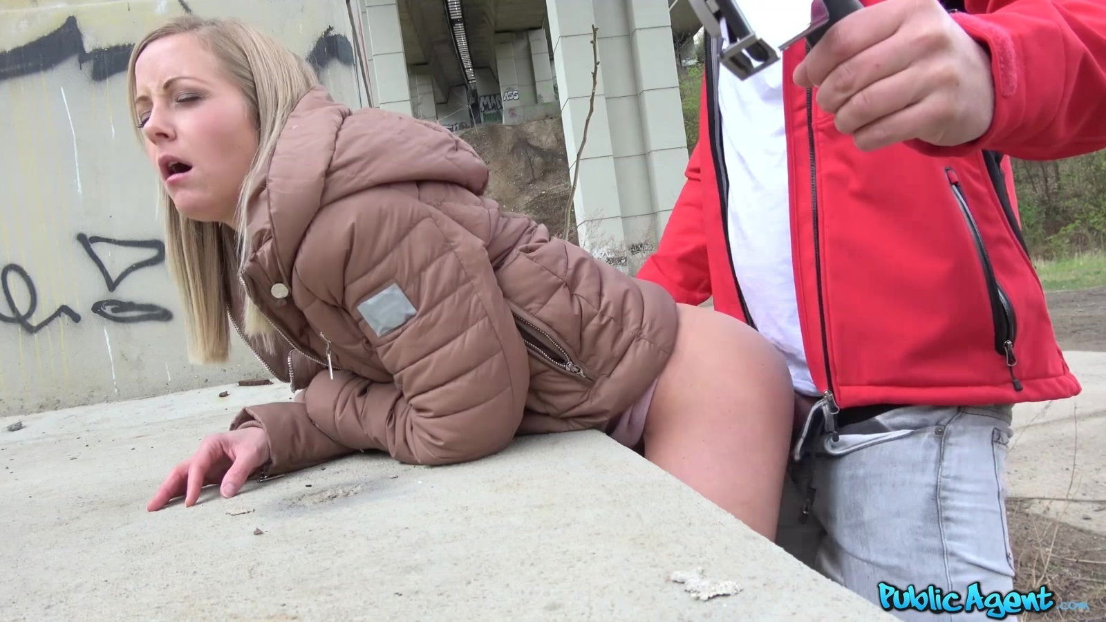 Young Actress Gives Tender Pussy Cash Street