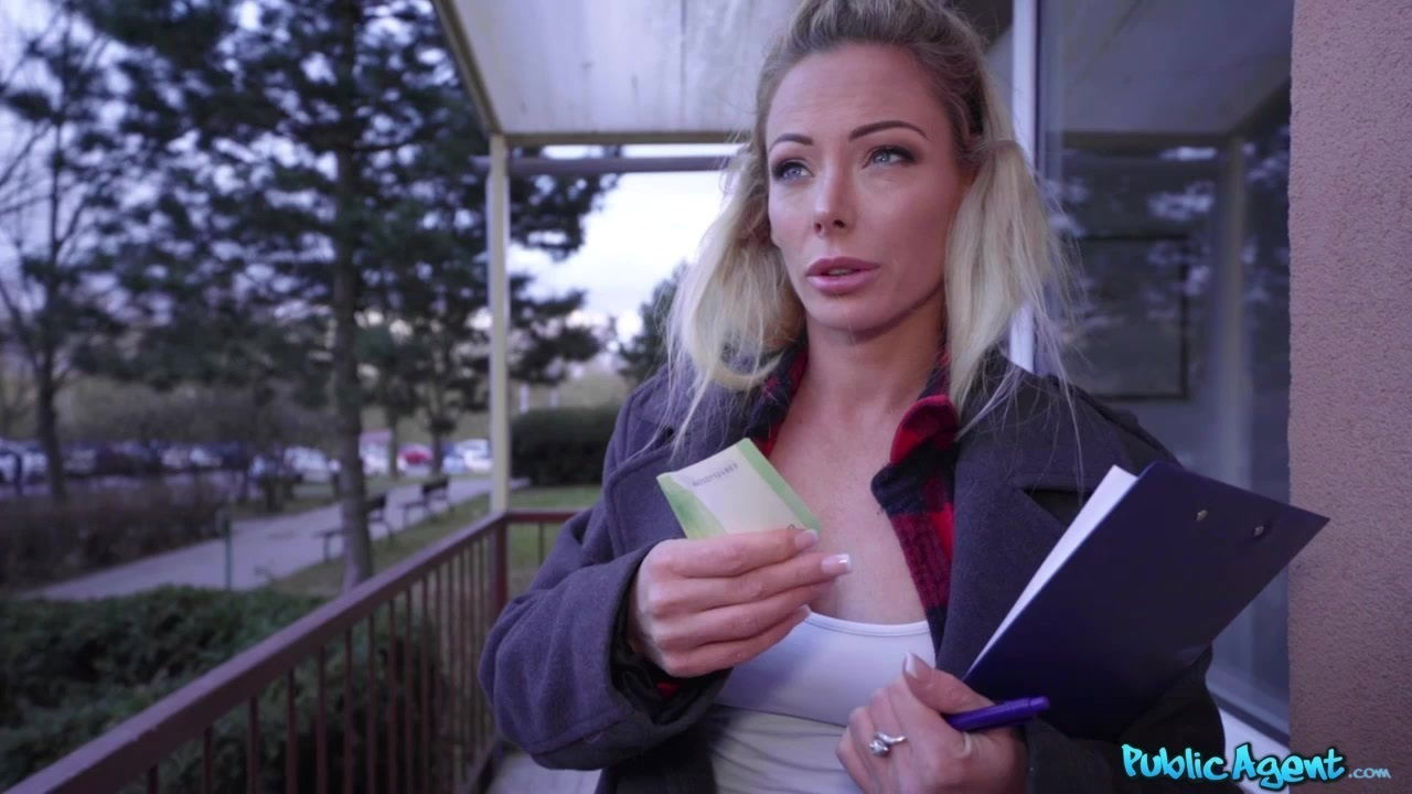 Erik Everhard pays Isabella Deltore