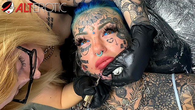 Australian bombshell Amber Luke gets chin tattoo