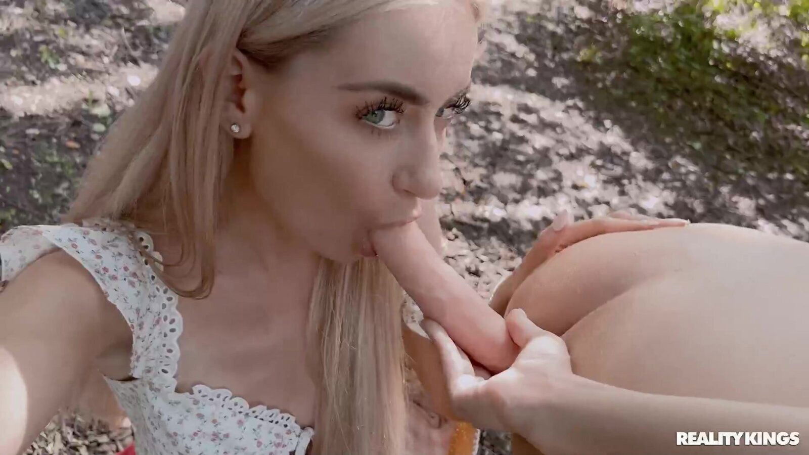 Gorgeous MILF and teen lesbos porn video