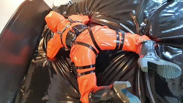 OnlyFans teaser Heavyrubber latex lady rainwear harness!