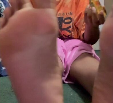 Ebony plays massages feet