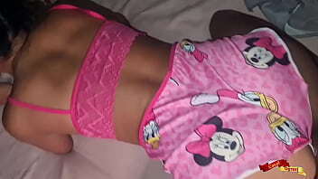 Enteada seduz padrasto quando est&atilde_o s&oacute_s