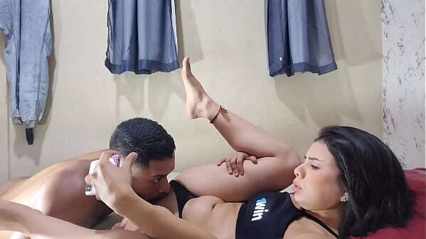 Casal jovem chupando apaixonadamente parar