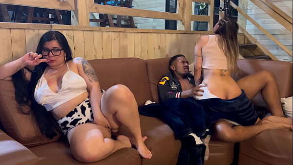 mejor amiga novio follan debajo cobijas, terminamos haciendo delicioso trio