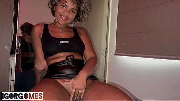 Chamei minha amiga para fazer um trabalho em casa, mas ela veio com intens&atilde_o de tomar leitinho na beceta.