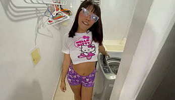 Me follo duro el peque&ntilde_o culo de mi t&iacute_mida hermanastra con mi enorme polla y termino llen&aacute_ndole su co&ntilde_o de mucha leche 1PT