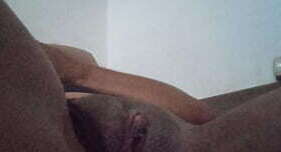 O marido n&atilde_o a satisfaz e ela se masturba e goza pensando no vizinho. O marido nem imagina