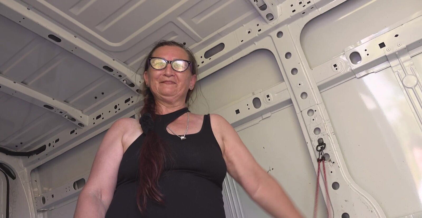 Mature Vittoria moans while being finally fucked hard