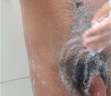 Novinho grande masturbando banheiro