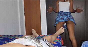 Follandome el culo de mi hermosa hijastra ya que no sabe respetar los limites y se me mete a la cama sin preocupaciones ni pena - Latina caliente siendo follada por su enorme culo de morena caliente.