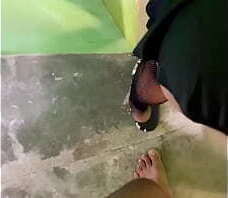 Ngentot dengan istri teman di dapur sampai crot didalam