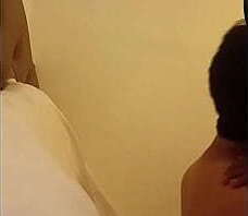 Me cabalga y le beso las tetitas