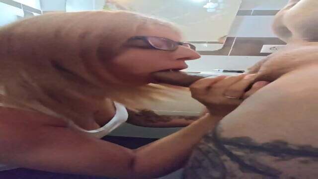 Rubia Gafas Comiendo Polla