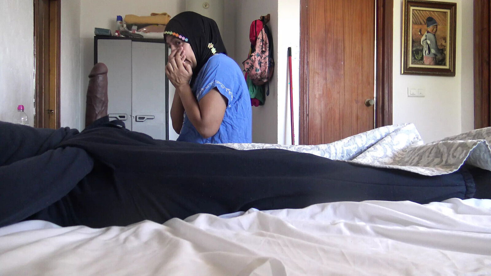 Muslim maid shocked when tourist shows black