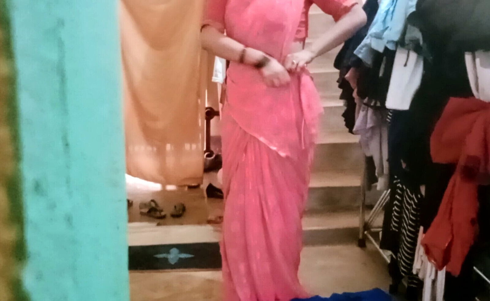 Bhabi alone left neighbor brother-in-law Bhabi pani pani gayi