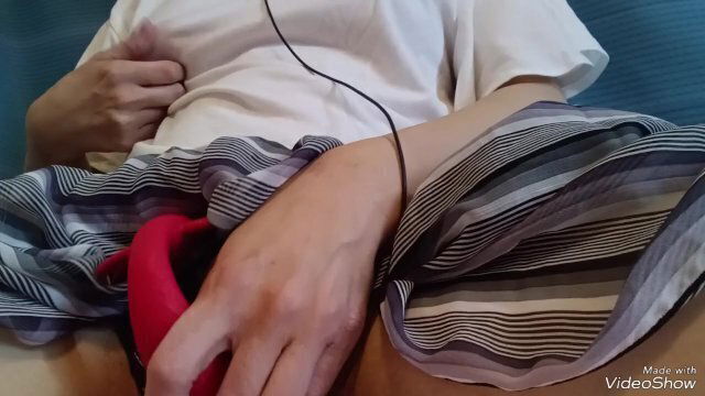 オナニー ノーブラで服の上から乳首責めオナニー 乳首立ってる形がくっきり見えちゃう Japanese orgasm 個人撮影