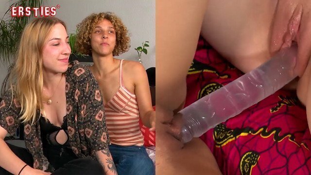 Ersties July verwöhnen ihre rasierten Muschis einem Doppeldildo