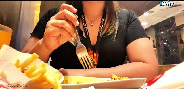 CUTE TINDER DATE PUBLIC BLOWJOB TURNED INTO RISKY Filipina Porn Video