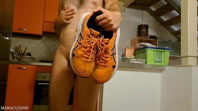 POV: gioco fetish schiavo indovina scarpe puzzolenti