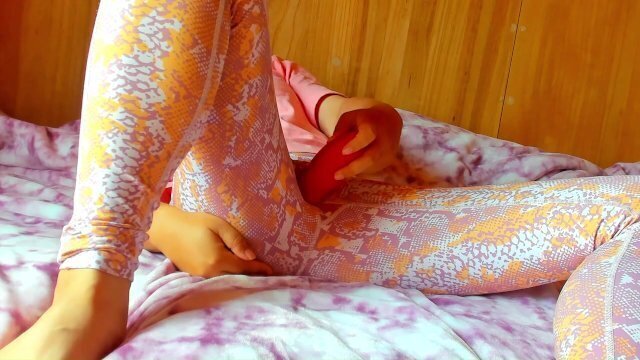 パツパツレギンス越しにおもちゃを当てて気持ち良くなる変態日本人女性。