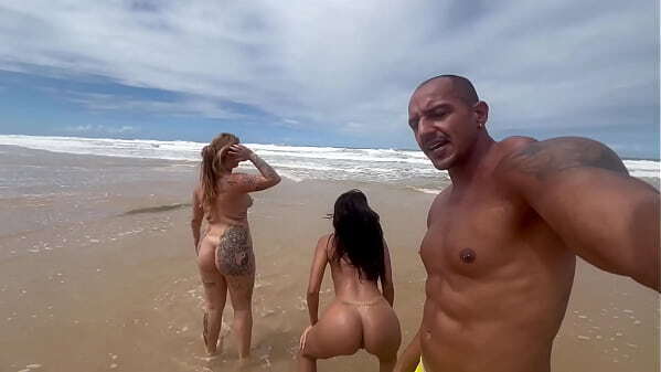 minha amiga tiramos biqu&iacute_ni meio praia Bahia demos todos machos estavam l&aacute_.