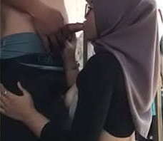 Nisia Yuanida jilbab nyepong minta di doggy sebentar