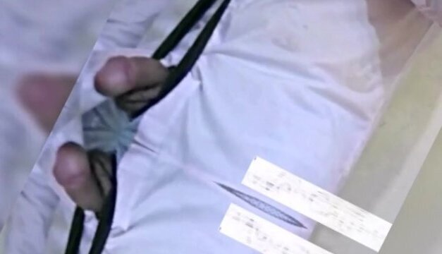 camisa corbata empapada orina ducha, sobre cuerpo