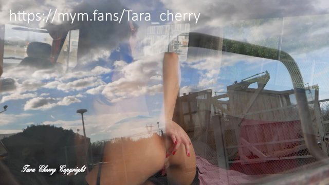 m'exhibe près d'un chantier quand ouvrier arrive (real public)