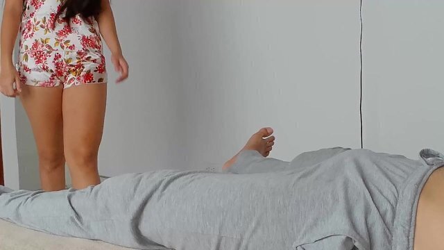 Stepsister gives massage until makes come, homemade porn video