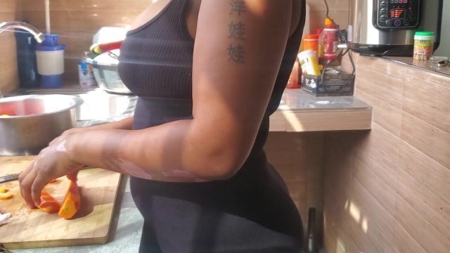 HOMEWERCKER seduce sister's husband while she's cooking dinner