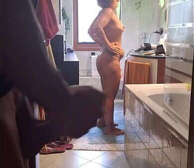 Teresa jones bagno masturbo mentre guardo scopo finestra mentre guarda fuori