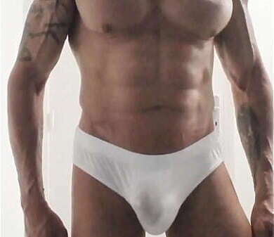 Exhib dans vestiaires pisse dans slip avant d'_&eacute_jaculer dedans,