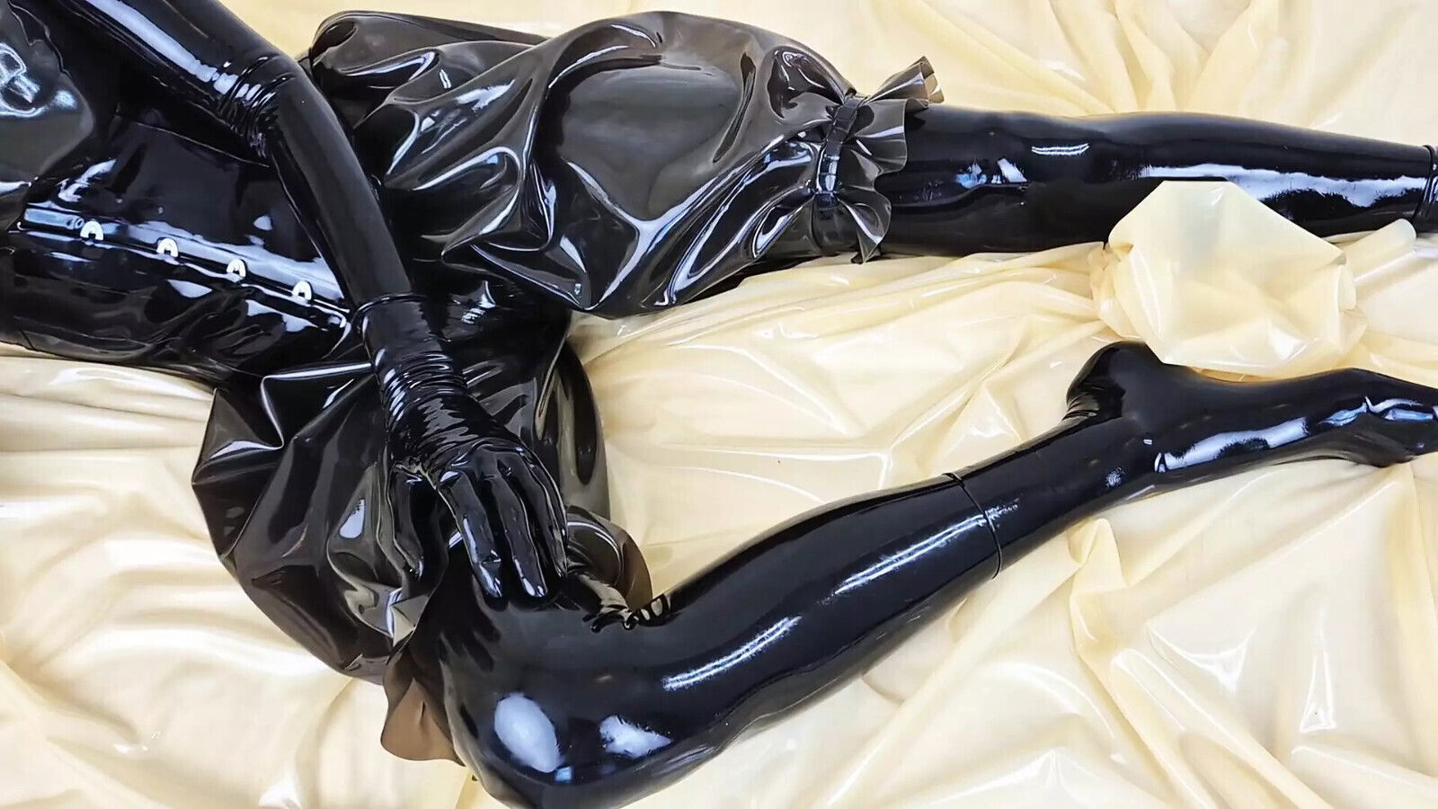 OnlyFans teaser Latex rubberdoll enjoying layers latex!