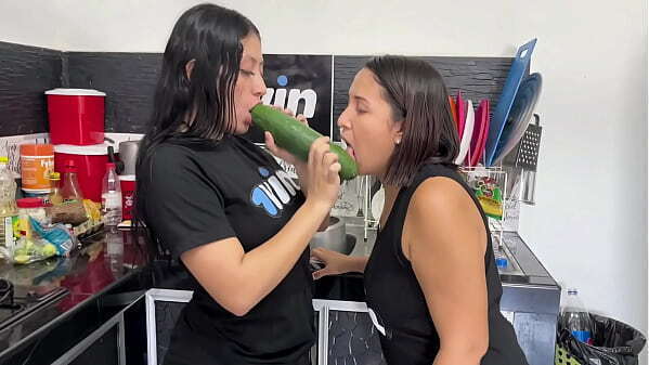 HERMANASTRA MASTURBA ZANAHORIA HASTA HACERME EXITAR