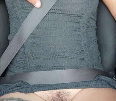 Cambi&aacute_ndome auto movimiento qued&oacute_ completamente desnuda luego tocan poco