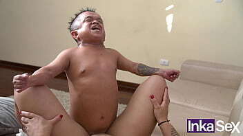 Jorgito Guayaco enano disfraza enga&ntilde_a folla Milf latina grandes tetas delante esposo