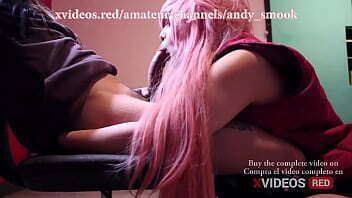 Me arrodillo para lamerle la polla a mi nuevo fan