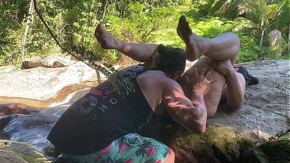 Esposa rabuda gostosa pelada transando mato