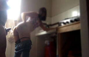 En la cocina ella se pone caliente y le gusta que la coja de pie