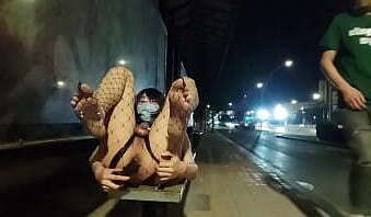 伪娘秀雅在公交车站露出自慰